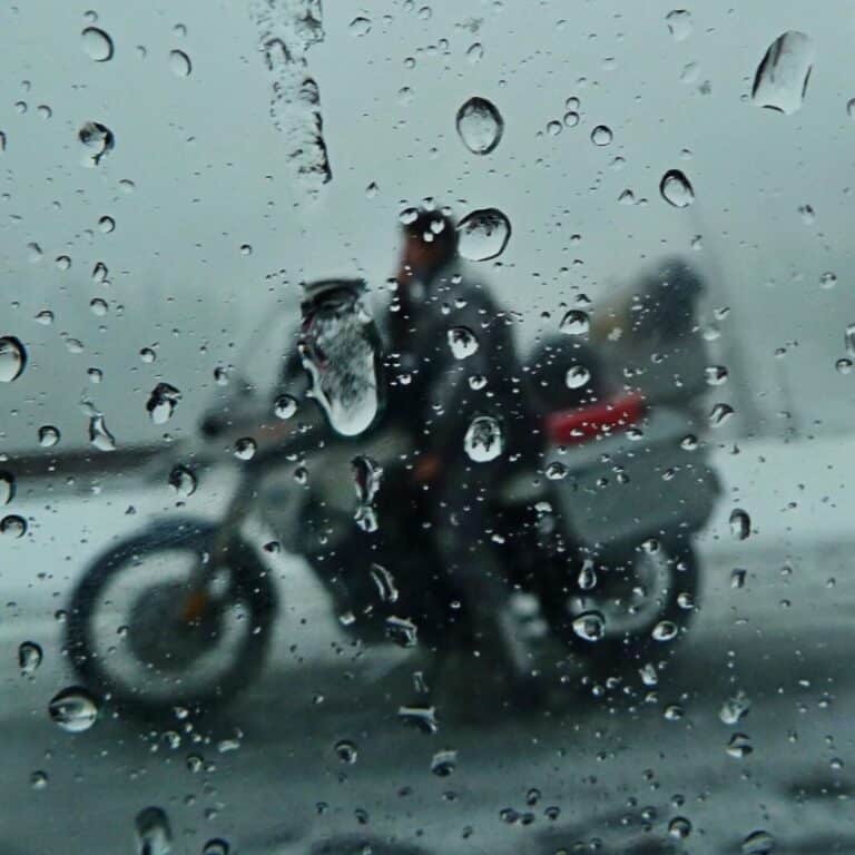 pilotar moto na chuva - Moto Honda Motopel