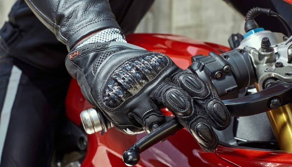 Descubra a luva ideal para andar de moto com seguranca - Moto Honda Motopel