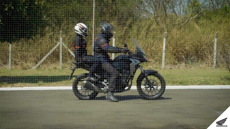 Honda Embaixador no Comando Episodio 13 Postura na garupa de moto 3 20 screenshot - Moto Honda Motopel