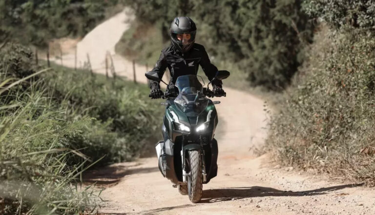 piloto em sua scooter honda adv em estrada de terra - Moto Honda Motopel