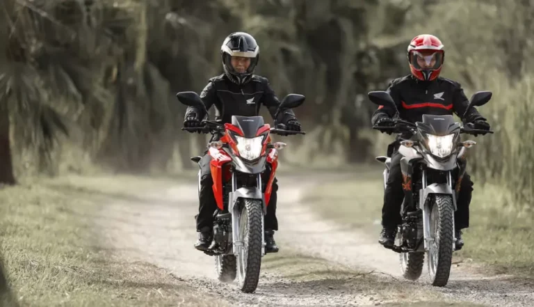 dois pilotos em suas motocicletas honda xre 190 2024 uma vermelha e outra preta em uma estrada de terra - Moto Honda Motopel