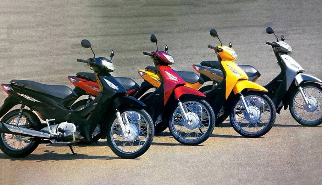 motocicleta honda biz 125 estacionadas nas cores preta vermelha amarela e prata - Moto Honda Motopel