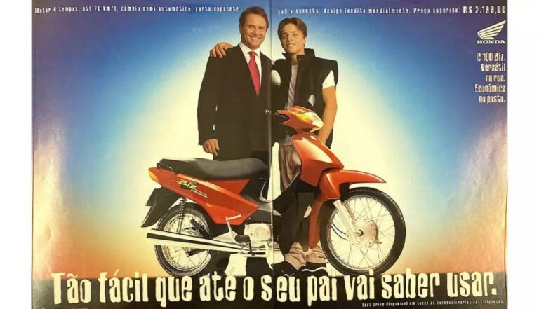 propaganda antiga da honda c100 biz em revista filho e pai atras da moto em cor vermelha - Moto Honda Motopel