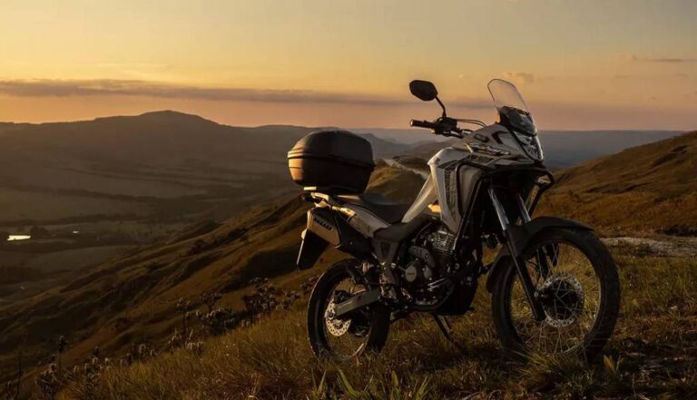 nova honda sahara 300 prateada estacionada com deserto e por do sol ao fundo - Moto Honda Motopel
