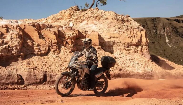 piloto derrapando na areia com moto honda sahara 300 - Moto Honda Motopel