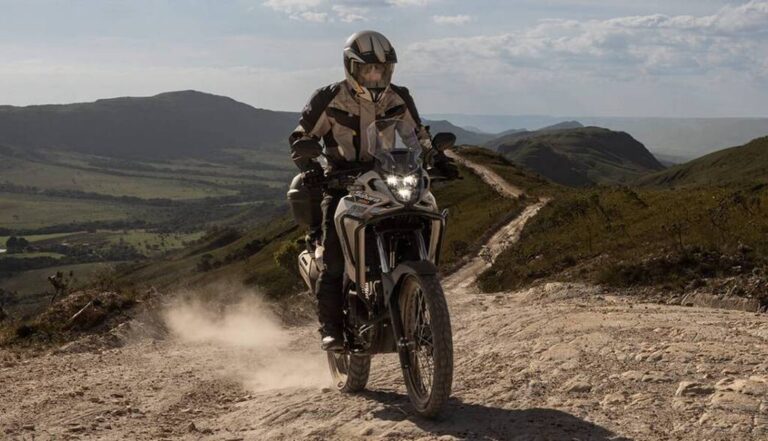 piloto na moto honda sahara 300 em trilha usando o a - Moto Honda Motopel