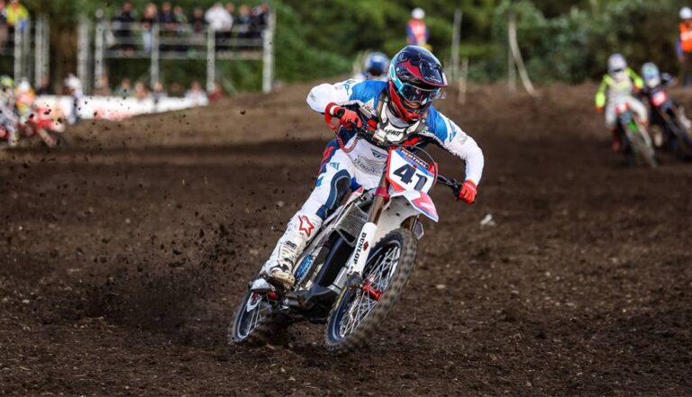 piloto trey canard fazendo curva com a honda eletrica cr e proto no campeonato japones de motocross 2023 - Moto Honda Motopel