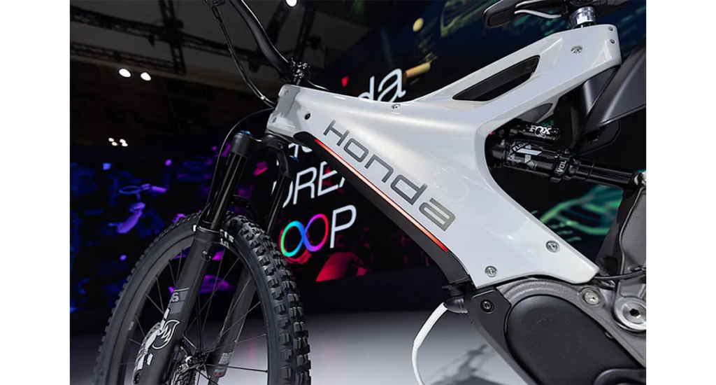 detalhe do quadro e pneu dianteiro da bicicleta eletrica honda e mtb prata - Moto Honda Motopel