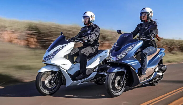 homem scooter pcx branca na estrada ao lado de mulher em scooter pcx azul - Moto Honda Motopel