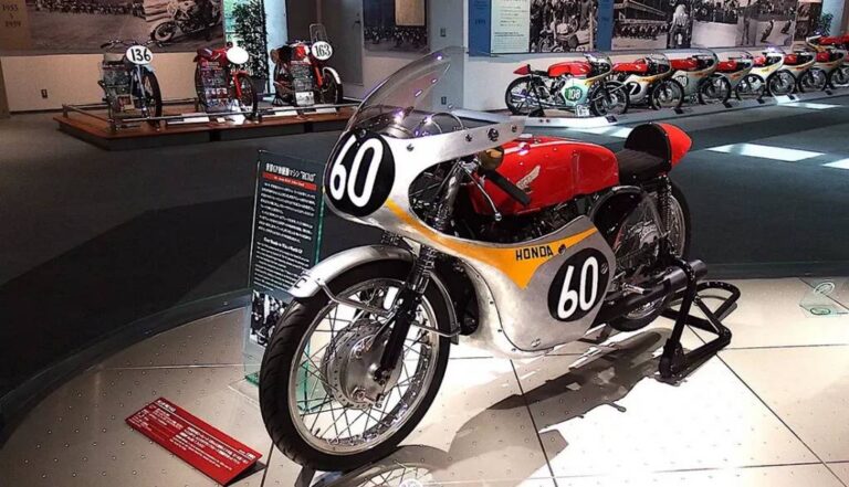 motocicleta honda rc143 de 1961 vermelha com prata em exposicao - Moto Honda Motopel