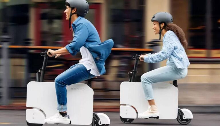 um homem e uma mulher dirigindo a nova honda motocompacto - Moto Honda Motopel