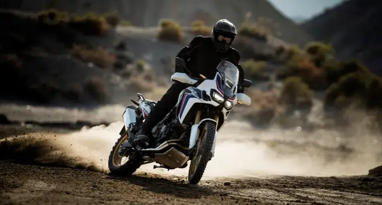 africa twin derrapando em estrada de terra - Moto Honda Motopel