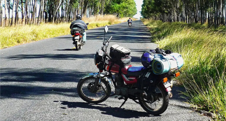 moto cmyk estacionada na estrada - Moto Honda Motopel