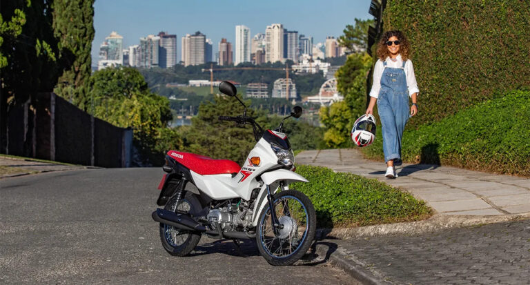motociclista indo ao encontro da sua honda pop 110i es - Moto Honda Motopel