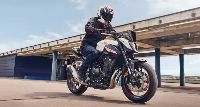 homem pilotando honda cb 500 hornet em movimento - Moto Honda Motopel