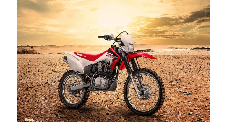 moto honda crf230f 2015 vermelha em paisagem desertica ao por do sol - Moto Honda Motopel
